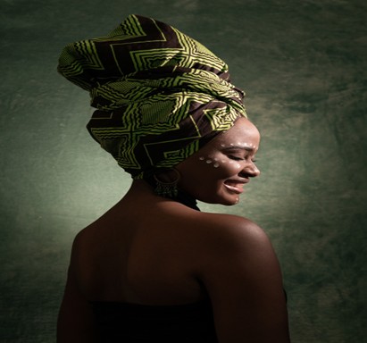 A girl wearing the headwrap on head representing a stylish look.
